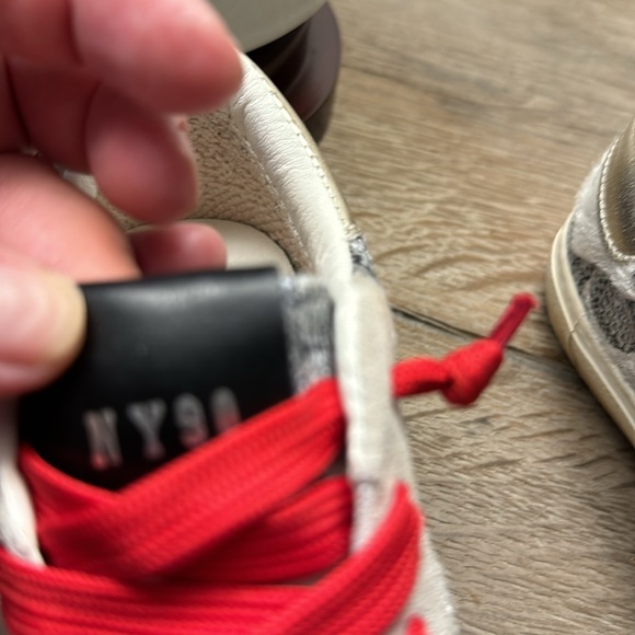 Steve Madden Sneaker. Cow hide with star motif. Red Laces. Woman’s 5.5. - Picture 6 of 7